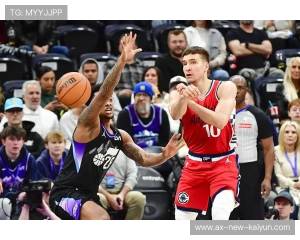 NBA爵士反击三人联动完成快速打成